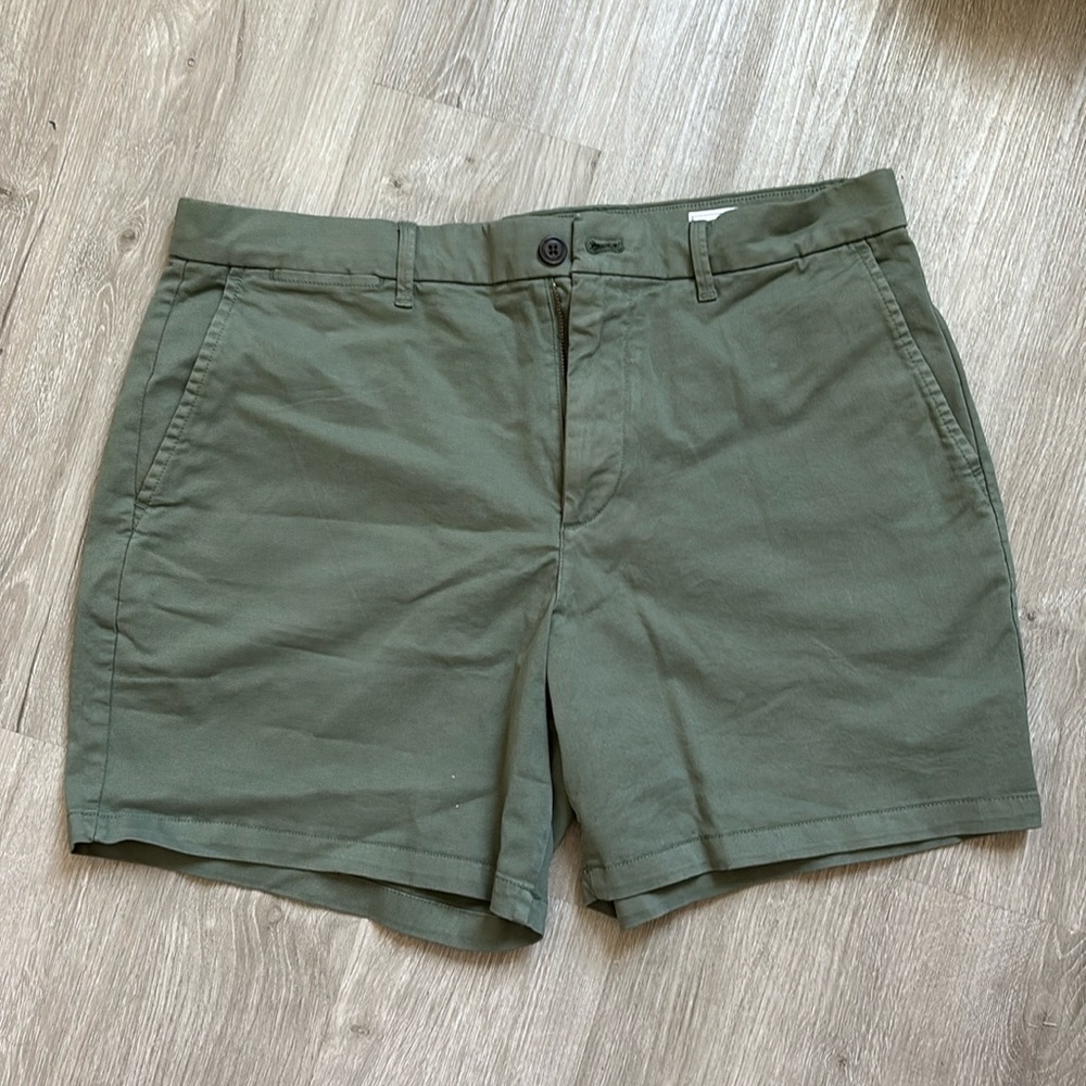 Gap Green Khaki Shorts 6”